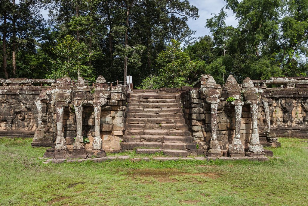 1200px-Terraza_de_los_Elefantes,_Angkor_Thom,_Camboya,_2013-08-16,_DD_04
